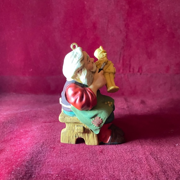 HALLMARK KEEPSAKE ORNAMENT 2001 - Picture 7 of 8